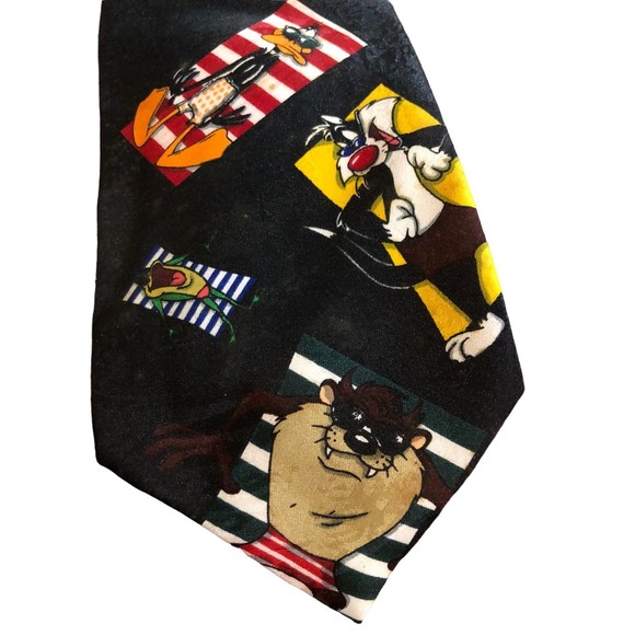 Vintage 1995 Looney Tunes Necktie Featuring Several Greats: Pepe, Daffy, Bugs… - Picture 4 of 12